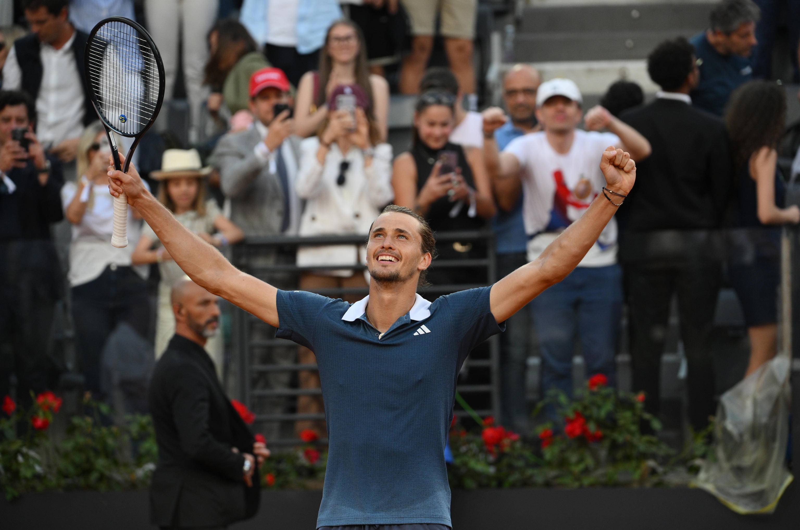 西班牙网球队力克世界网球队，兹维列夫关键制胜