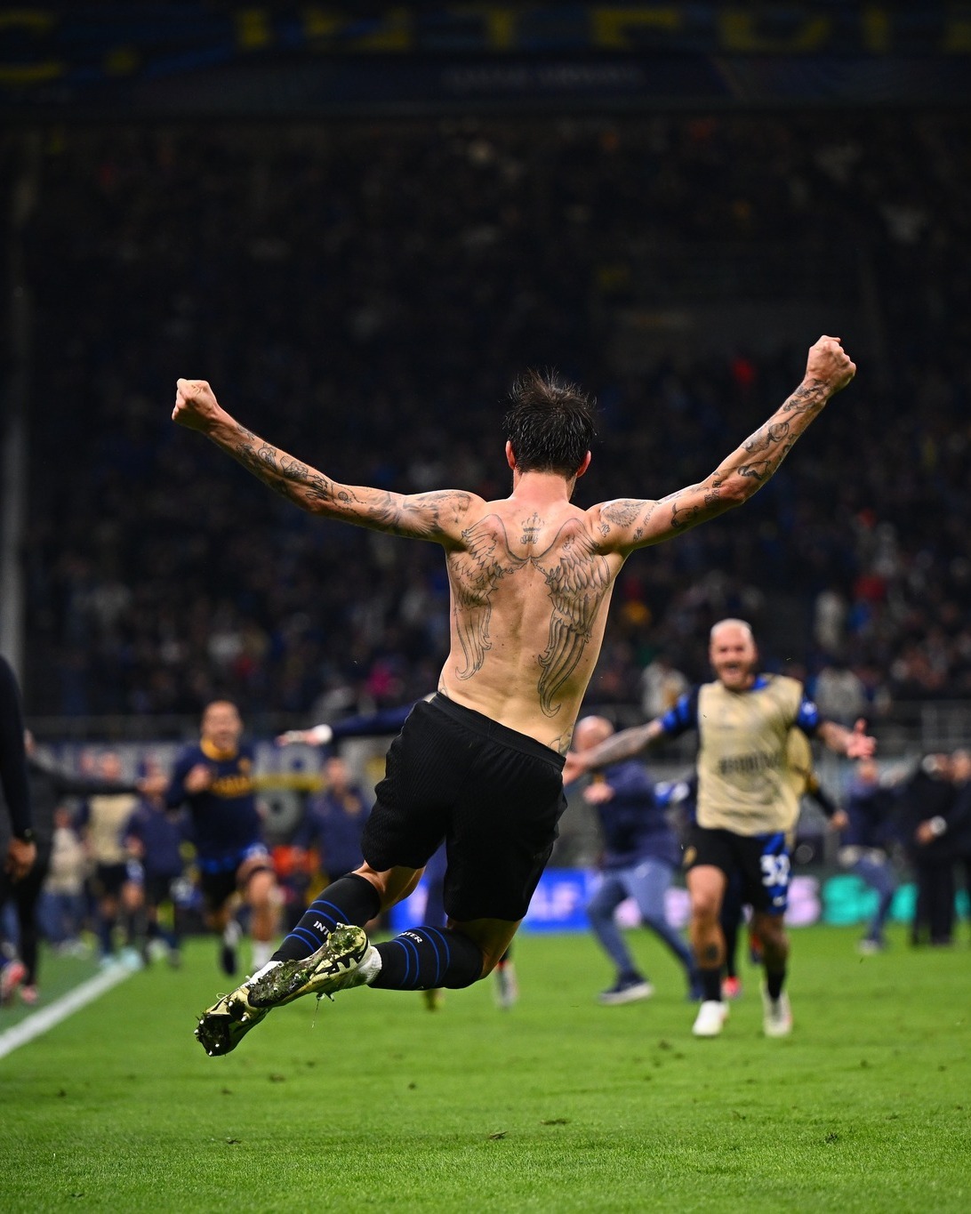 AC米兰翻盘巴萨,德布劳内高光表现 AC米兰翻盘巴萨,德布劳内高光表现