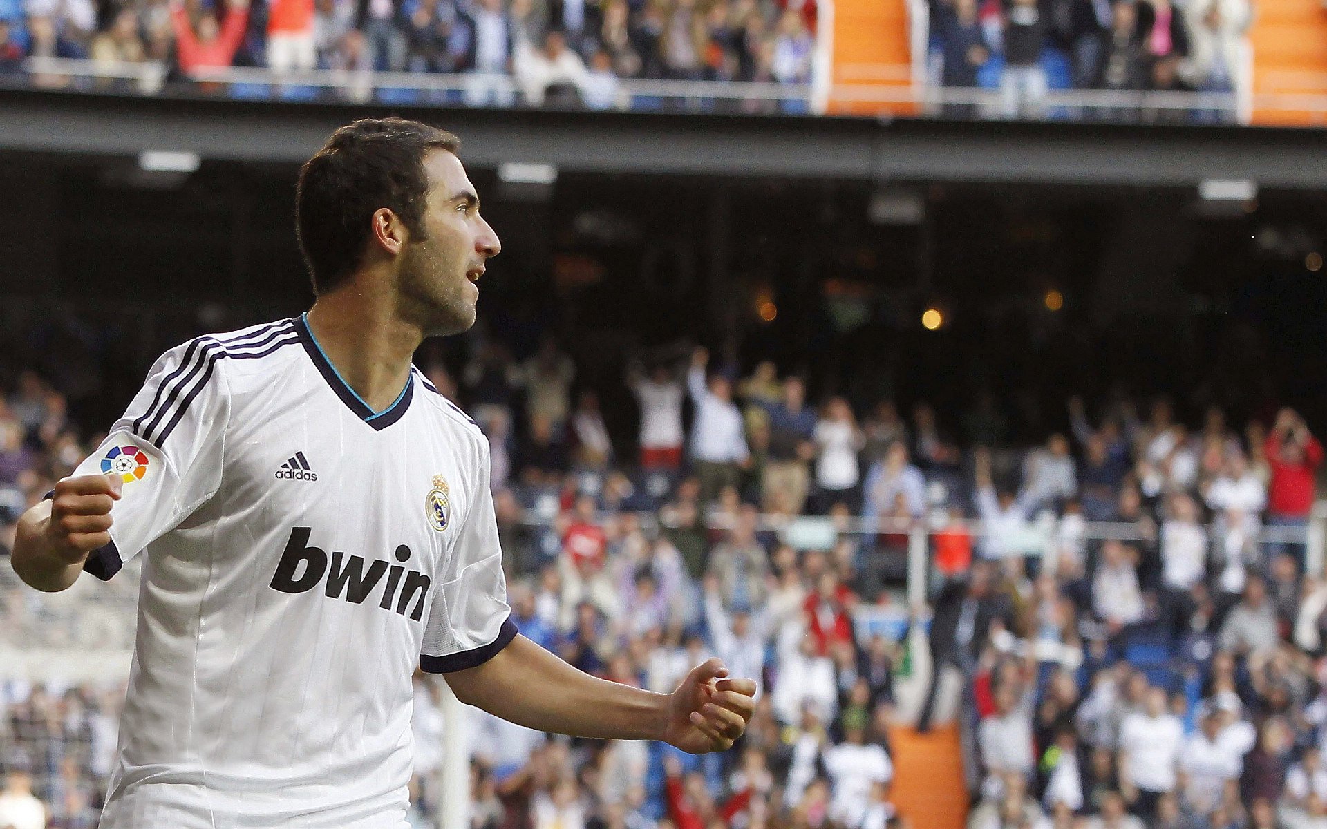 伯纳乌星图上的新刻度，维尼修斯，为德比之夜镌刻唯一火焰